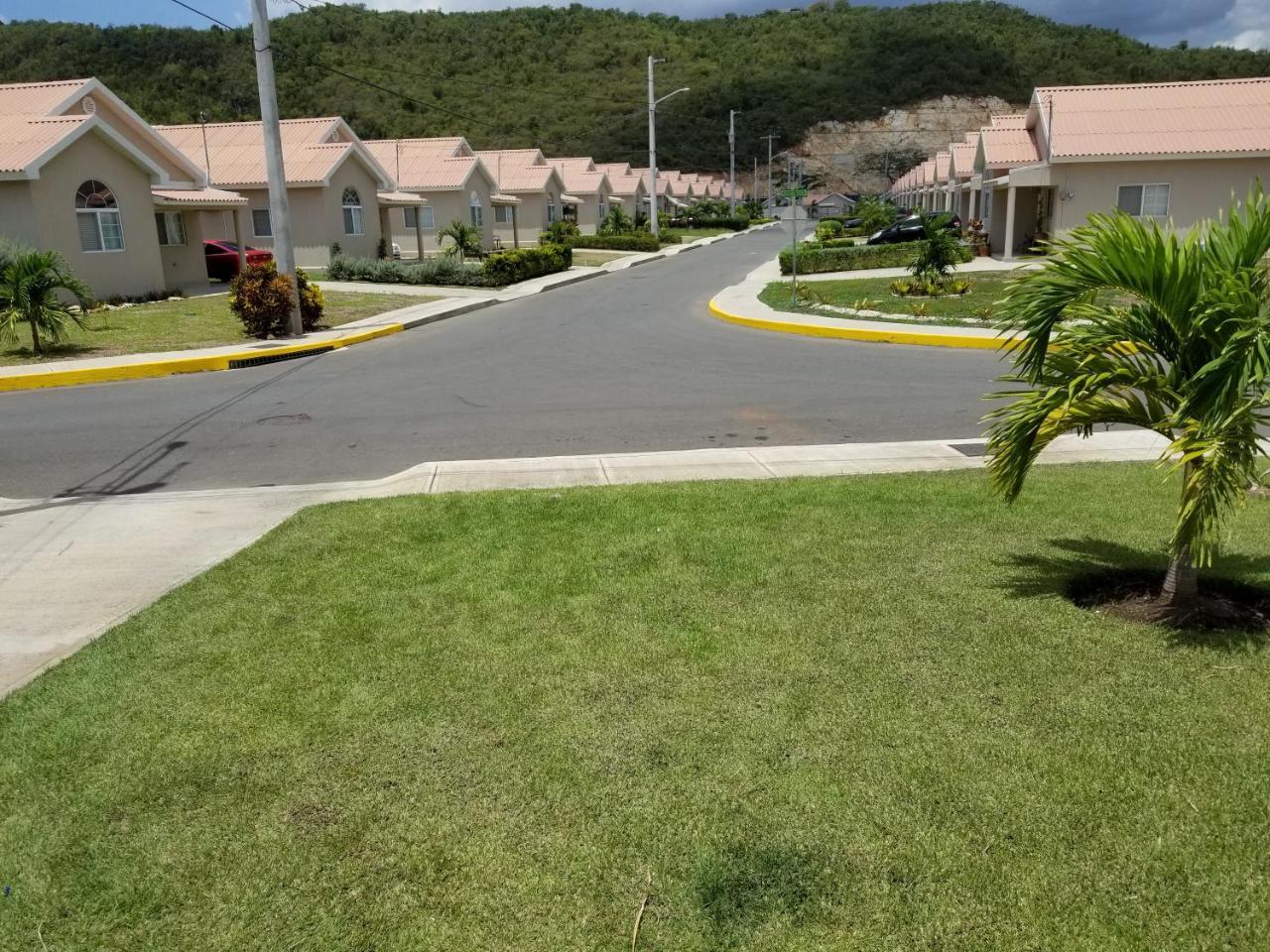 Caymanas Estate Beautiful Two Bedroom Suites Portmore Exteriör bild