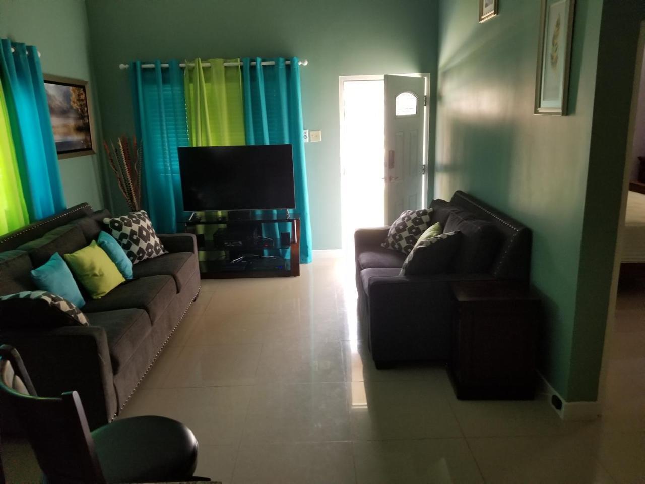 Caymanas Estate Beautiful Two Bedroom Suites Portmore Exteriör bild